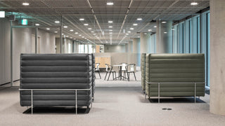 Sfeerbeeld van donkergrijze en olijfgroene Vitra Alcove Cabin opstellingen in een kantoorhal