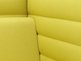 Detail van de gele gestoffeerde zitting en rugpanelen van de Vitra Alcove