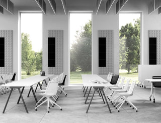 Sfeerbeeld van witte Gaber Akami stoelen aan werktafels in een lichte open ruimte