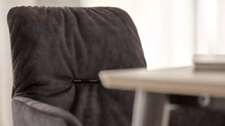 Détail du dossier d'une chaise Mobitec Aura anthracite à une table