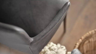 Détail de l'accoudoir en cuir noir d'une chaise Mobitec Rob