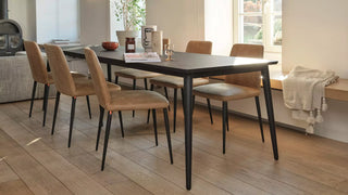 Photo d'ambiance de chaises Mobitec Rob cognac à pieds noirs autour d'une table en bois