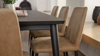 Photo d'ambiance de chaises Mobitec Rob cognac à une table noire dans une cuisine