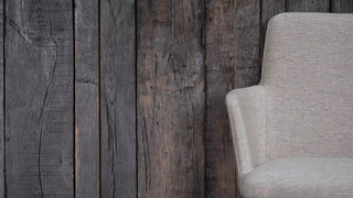 Détail d'une chaise Mobitec Rob gris clair contre un mur en bois sombre