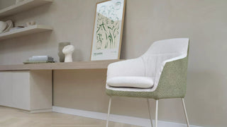 Photo d'ambiance d'une chaise Mobitec Saga à assise écrue et dossier vert à un bureau