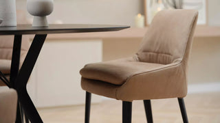 Photo d'ambiance d'une chaise Mobitec Saga camel à une table ronde noire