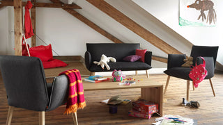 Photo d'ambiance de banquettes Mobitec Soft anthracite dans un salon sous les toits avec touches rouges