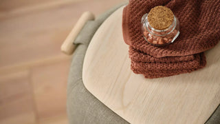 Détail d'un pouf Mobitec Thalia avec plateau en bois, poignée et bocal en verre