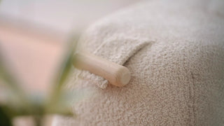 Gros plan sur la bouclette d'un pouf Mobitec Thalia avec poignée en bois