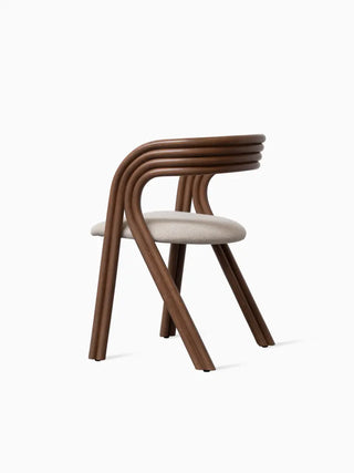 Chaise Vincent Sheppard Arc Dining Chair en rotin teinté tabac, vue de trois quarts arrière