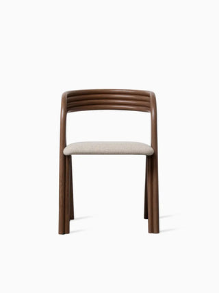 Chaise Vincent Sheppard Arc Dining Chair en rotin teinté tabac avec coussin blanc, vue de face