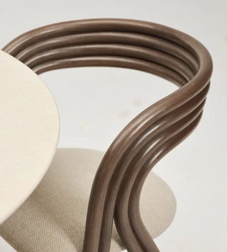 Détail du dossier courbé en rotin de la Vincent Sheppard Arc Dining Chair à une table ronde