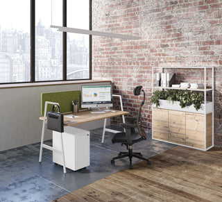 Sfeerbeeld van een Buronomic Alto boekenkast in wit en Timber met planten bij een bureau voor bakstenen muur