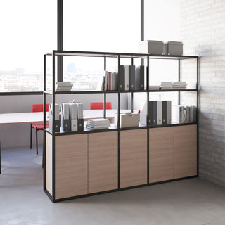 Sfeerbeeld van een Buronomic Alto boekenkast in zwart en wire oak als roomdivider bij grote ramen