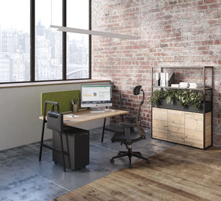 Sfeerbeeld van Buronomic Alto boekenkasten in Timber met planten bij een bureau met groen scherm