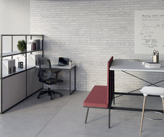 Sfeerbeeld van witte Buronomic Alto boekenkasten met bureauverlenging in een wit kantoor met rode bank