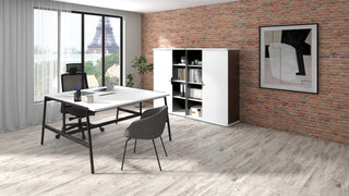 Sfeerbeeld van een witte Buronomic Alto kast van 146 cm bij een bureau voor een bakstenen muur