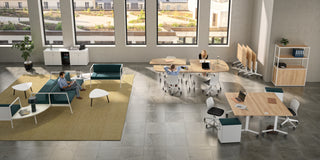 Sfeerbeeld van een Buronomic Alto boekenkast met drie deuren in wit en Nebraska in een open loft