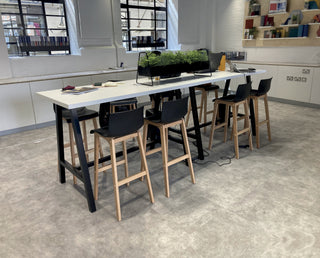 Buronomic Cohesion hoge coworkingtafels zonder stroomvoorziening in zwart en wit