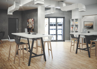 Buronomic Cohesion hoge coworkingtafels in zwart en wit in een kantoorruimte