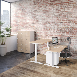 Sfeerbeeld van een Buronomic Locker Eko kast met twaalf vakken in wire oak voor een bakstenen muur