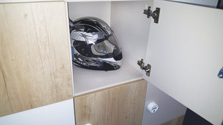 Buronomic Locker Eko vak geopend met een helm, detail van de deur en scharnieren