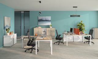 Sfeerbeeld van Buronomic Optimax EVO towers in wit en wire oak in een kantoor met turquoise muur
