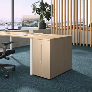 Sfeerbeeld van een Buronomic Optimax EVO tower in wire oak met witte greep onder een bureau