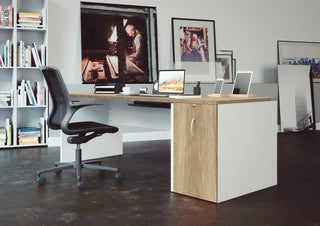 Sfeerbeeld van een Buronomic Optimax EVO tower in wit en Nebraska als steun onder een bureau
