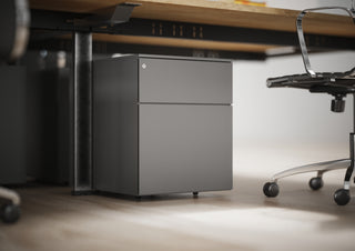 Sfeerbeeld van Buronomic Paisible metalen ladeblokken in antraciet onder een houten bureau