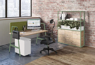 Buronomic Alto individueel bureau met frontpaneel in amandelgroen en Timber