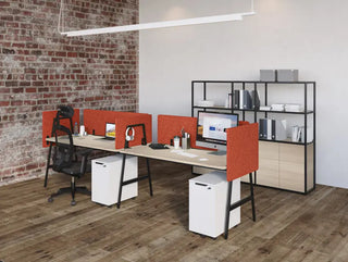 Buronomic Alto individuele bureaus met schermpanelen in zwart en wire oak