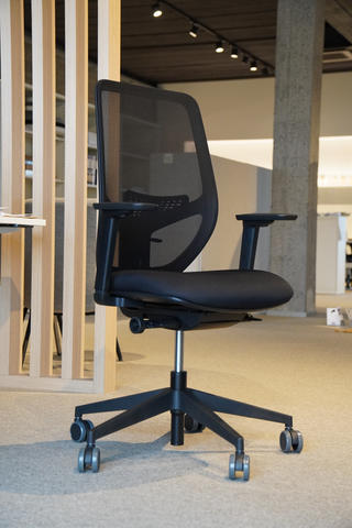 Efficiënt Pro ergonomische bureaustoel zwart opgesteld in moderne kantooromgeving