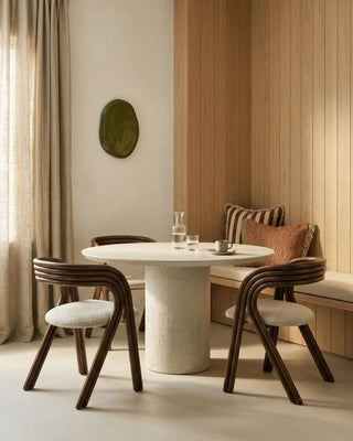 Photo d'ambiance de deux Vincent Sheppard Arc Dining Chairs à une table ronde blanche dans une salle à manger