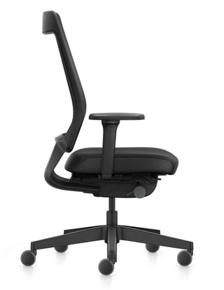 Interstuhl JOYCEis3 JC2N1 ergonomische bureaustoel zwart zijaanzicht met verstelbare armleggers