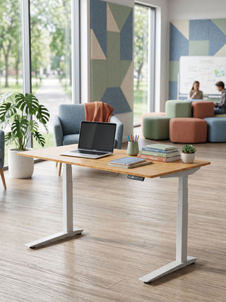 Jaswig zit-sta bureau met bamboe blad en wit frame in lichte slaapkamer met planten