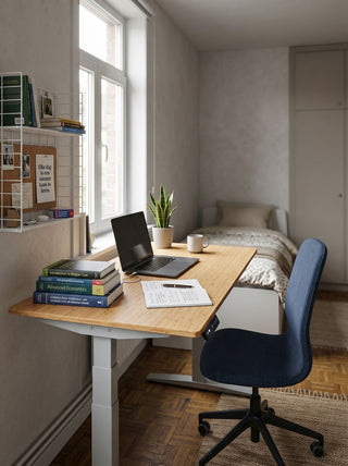 Jaswig zit-sta bureau met bamboe blad opgesteld in studentenkamer met blauwe bureaustoel