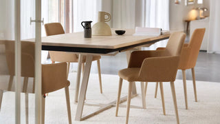Photo d'ambiance de chaises à accoudoirs Mobitec Rob cognac à une table en bois dans une salle à manger lumineuse